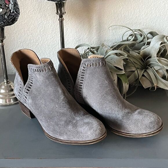 Lucky Brand Shoes - ☘️HP☘️ EUC Lucky Brand Gray Bustina Ankle Booties